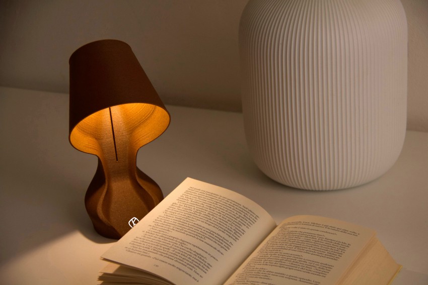 <p>Namizna svetilka Ohmie je izdelana iz lupin sicilijanskih pomaranč.</p>