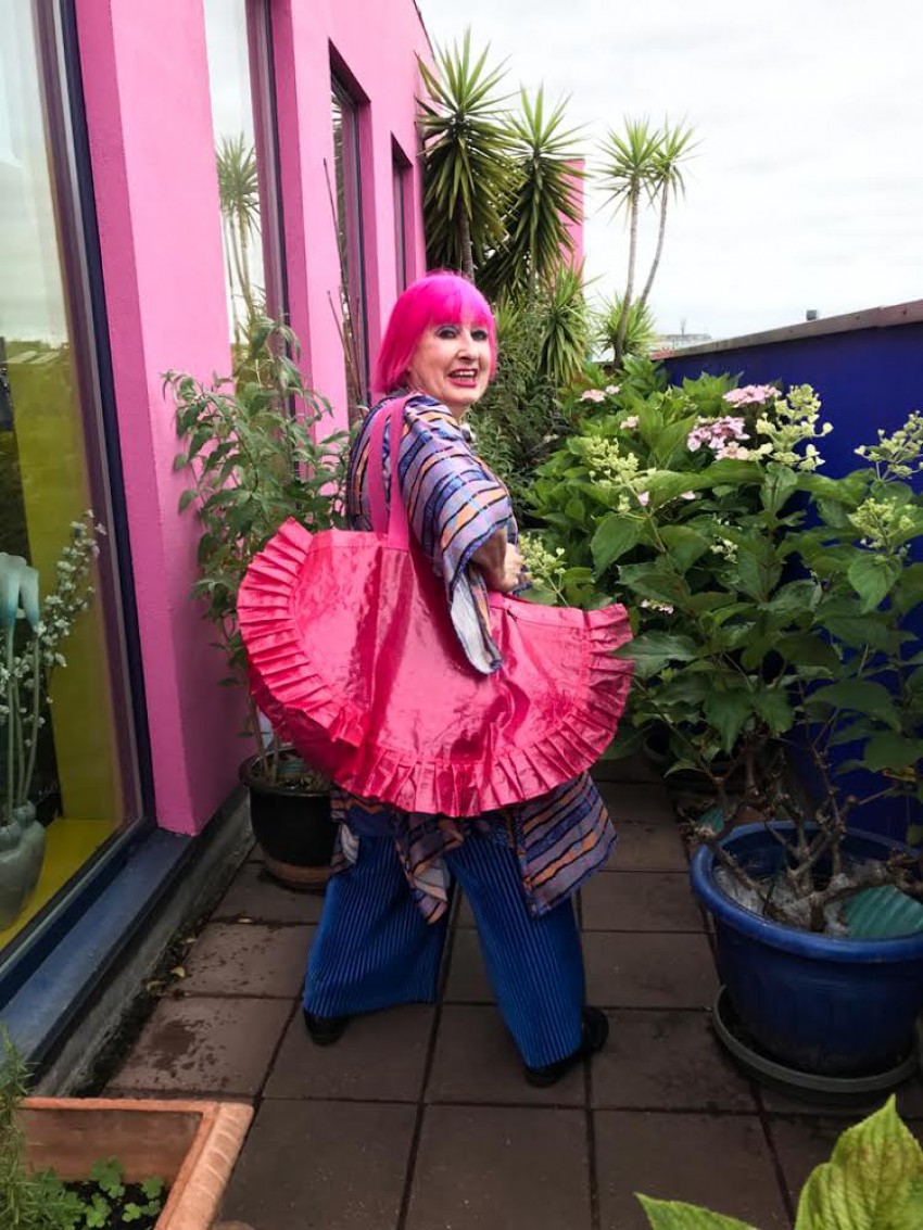 <p>Britanska oblikovalka Zandra Rhodes se je lotila tudi prenove Ikeine modre nakupovalne vreče Frakta, ki jo je odela v rožnato barvo.</p>