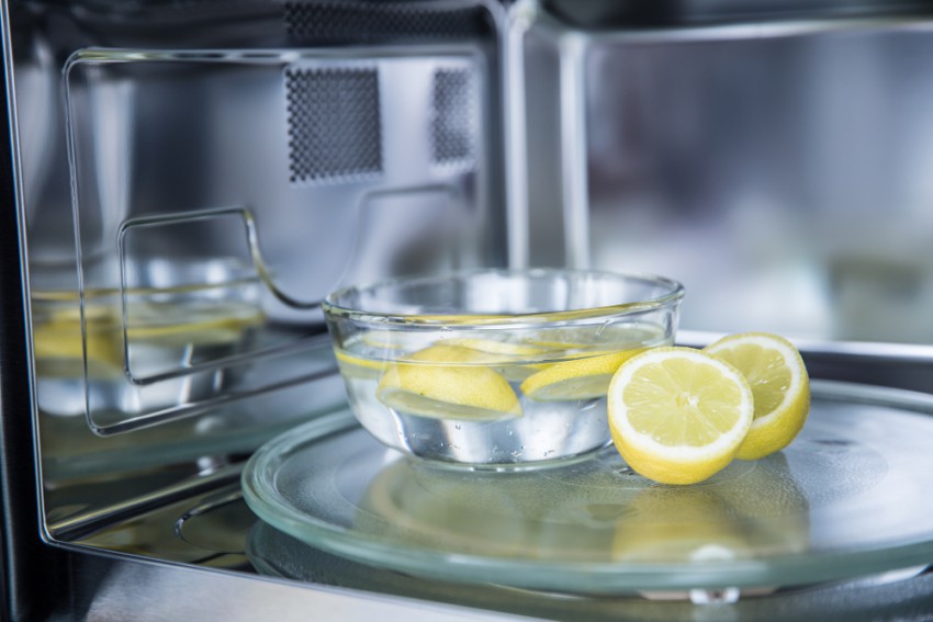 Čiščenje mikrovalovne pečice z limono je hitro in preprosto.