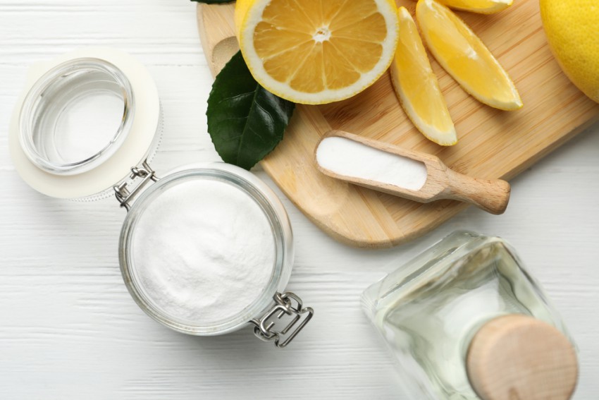 Vse, kar potrebujete za čisto rezalno desko, je polovica limone, sol in nekaj minut.
