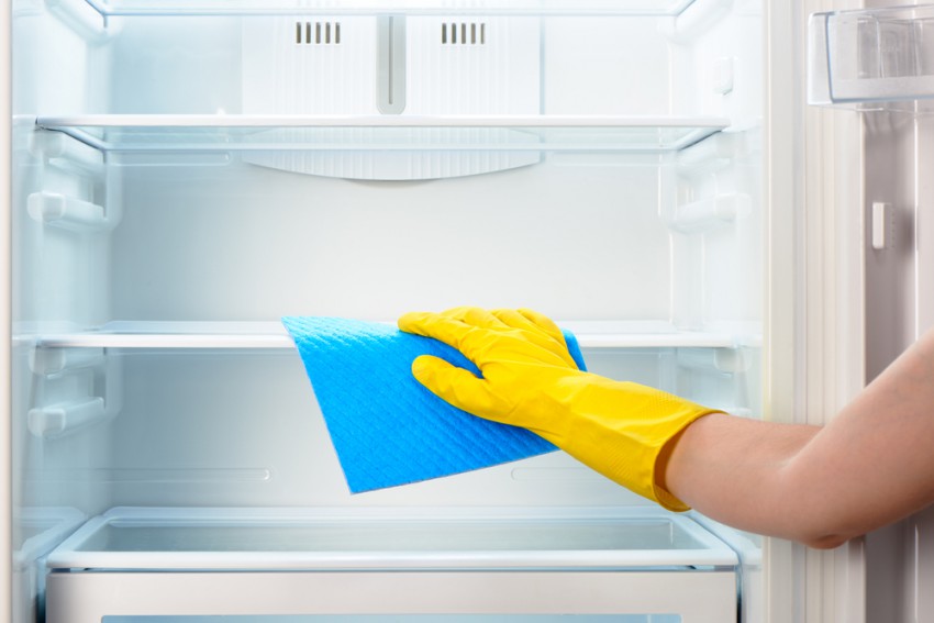Za čiščenje hladilnika uporabite naravna čistila.