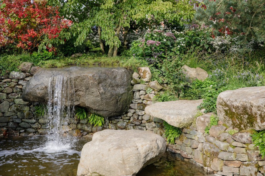 <p>Nagrado za najboljši okrasni vrt, postavljen v obliki svetišča, je prejel vrt Psalm 23 Garden, ki ga je oblikovala Sarah Eberle.</p>