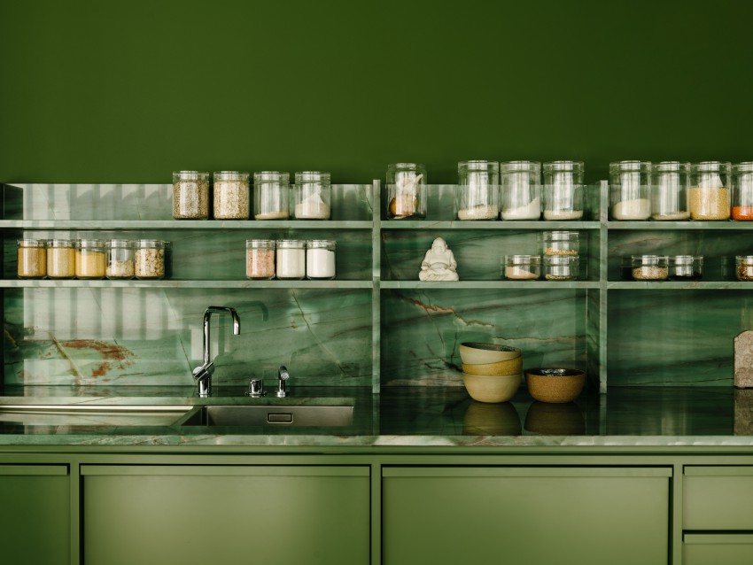 <p>Zelena barva ima glavno vlogo v kuhinji.</p>