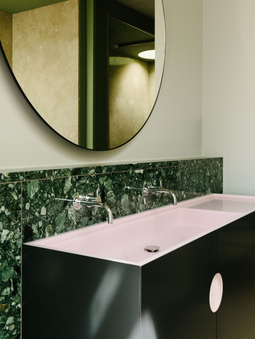 <p>Tudi v kopalnici se pojavlja zelena barva: v tem odtenku so izbrali marmor.</p>