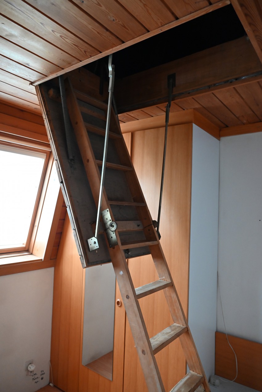 Neizolirane dvižne stopnice za dostop do podstrehe so vir stalnih in velikih toplotnih izgub.