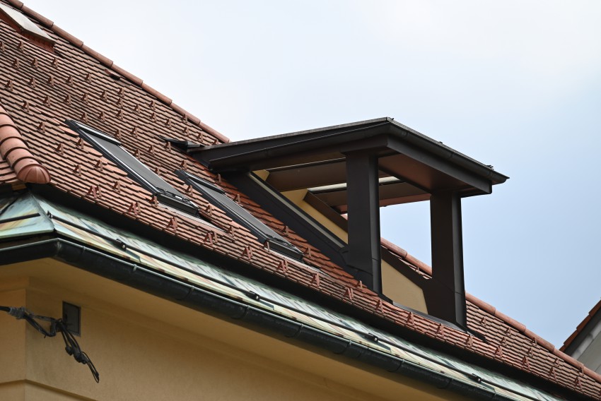 Streha je peta fasada hiše, zato si lahko na njej privoščimo različne rešitve za bivanje in svetlobo. Strešna okna niso edina možnost.