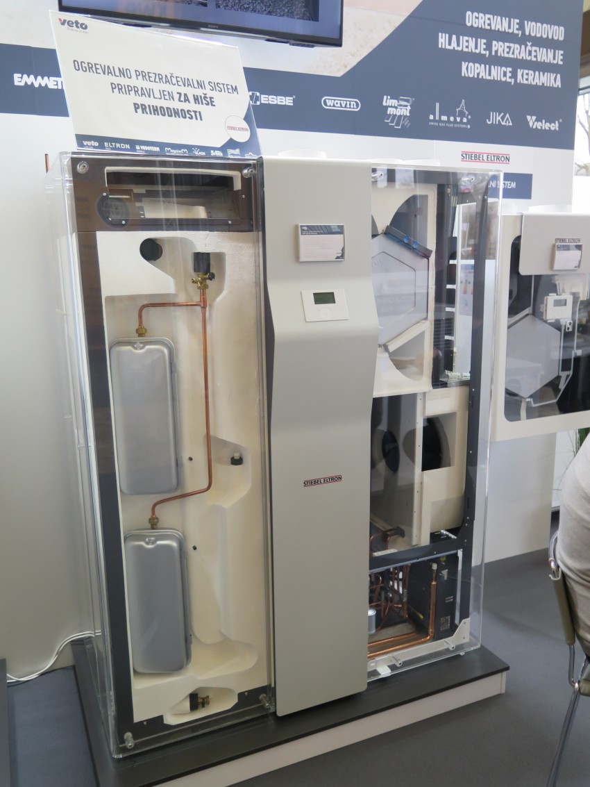 Sodobna kompaktna naprava združuje vse potrebne komponente za ogrevanje/hlajenje, prezračevanje in pripravo sanitarne vode.
