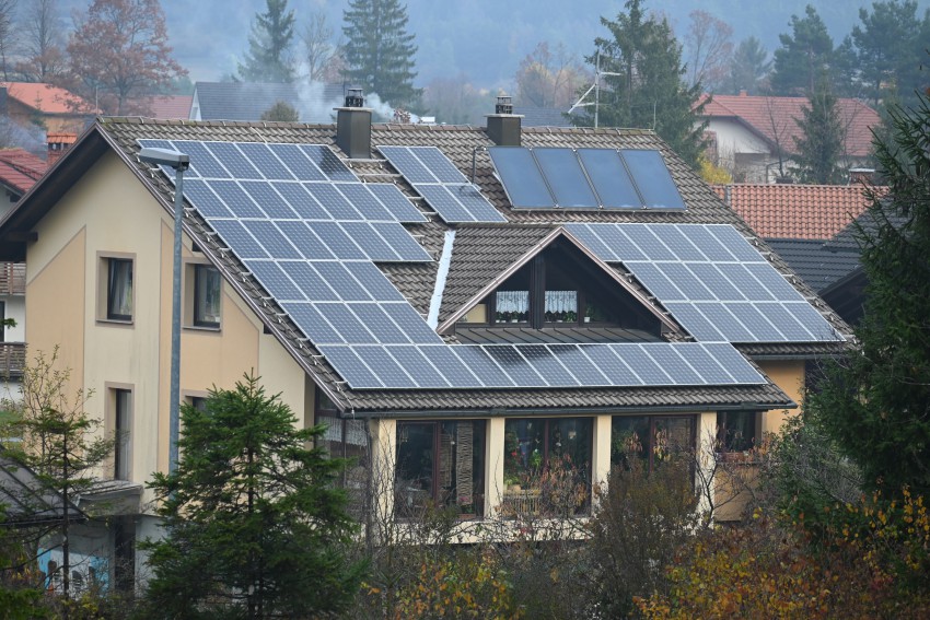 Sončna hiša pretvarja brezplačno energijo sonca na pasiven in aktiven način. Pasivno z ogrevanjem stavbe skozi zimski vrt. Na strehi pa aktivno s sprejemniki sončne energije in sončno elektrarno.