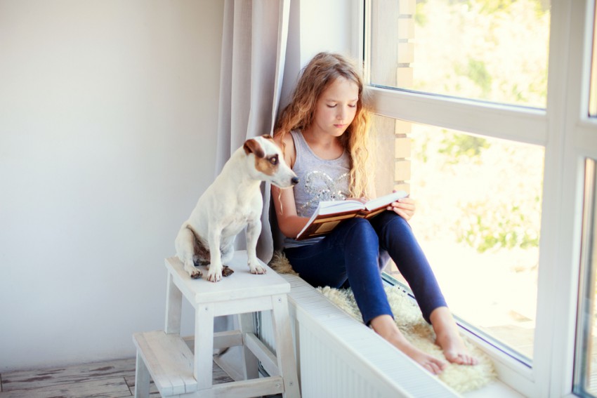 Dokazano je, da prisotnost psa – ne glede na pasmo ali velikost – otroke spodbudi k branju.