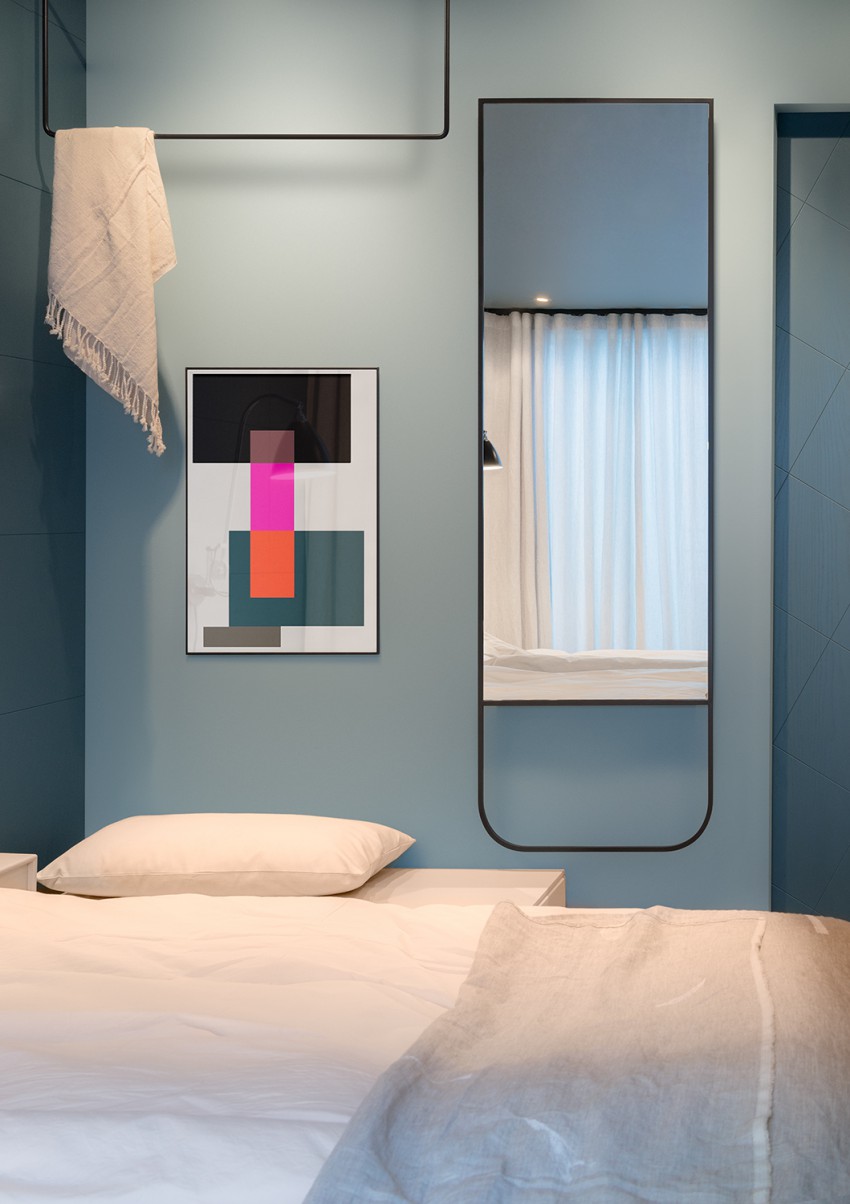 <p>Ena od spalnic ima tudi stene v sivomodri barvi.</p>