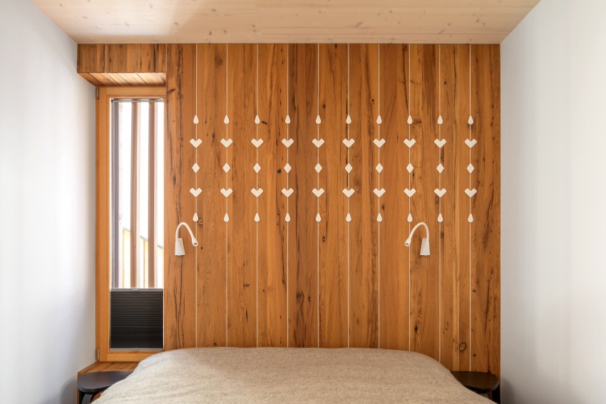 <p>Gorenjski srčki na steni za posteljo – detajli, ki lahko nastanejo le po naročilu. Projekt arhitektke Mojce Berhtold: gre za počitniško stanovanje na Gorenjskem, ki smo ga predstavili tudi v naši prilogi.</p>