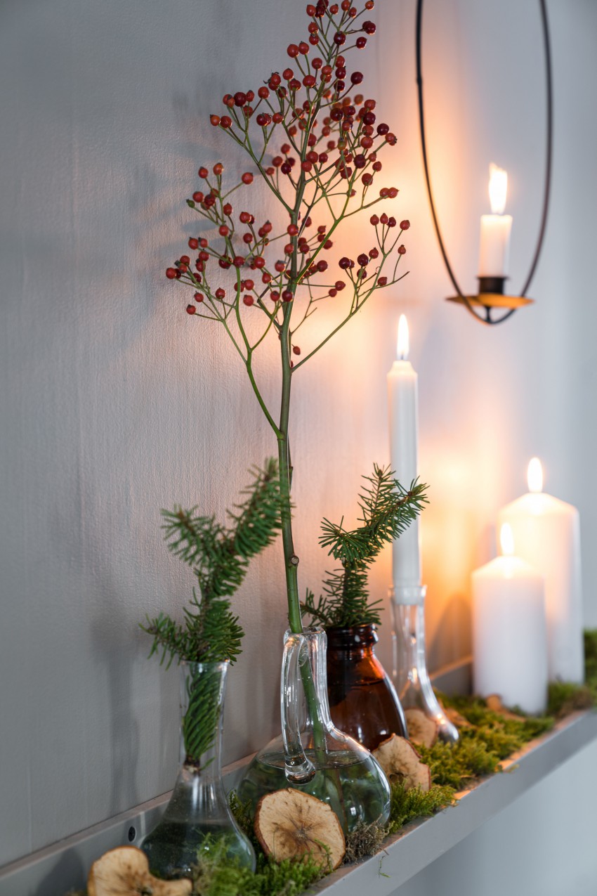 Drobna dekoracija je povsod po hiši, nepogrešljive so tudi sveče, ki ustvarjajo posebno vzdušje.