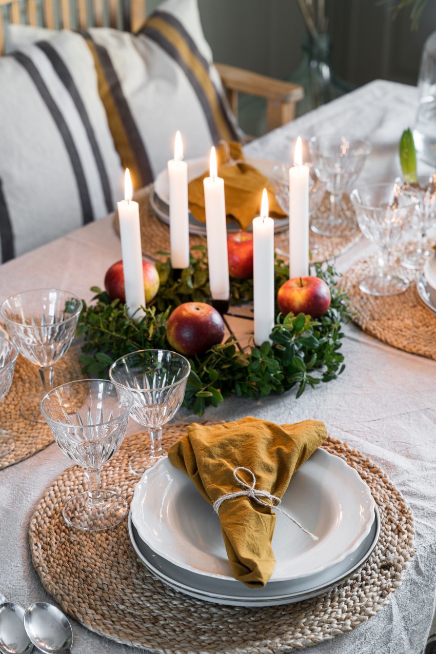 Božični večer preživijo z družino ob lepo pogrnjeni mizi.