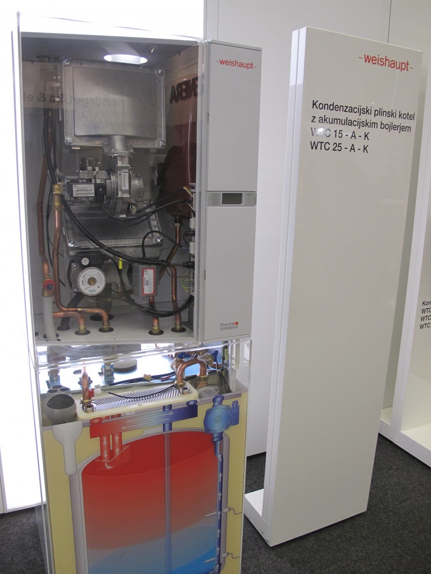 Plinski kondenzacijski kotel z akumulacijskim bojlerjem je zasnovan po načelu vse na enem mestu.