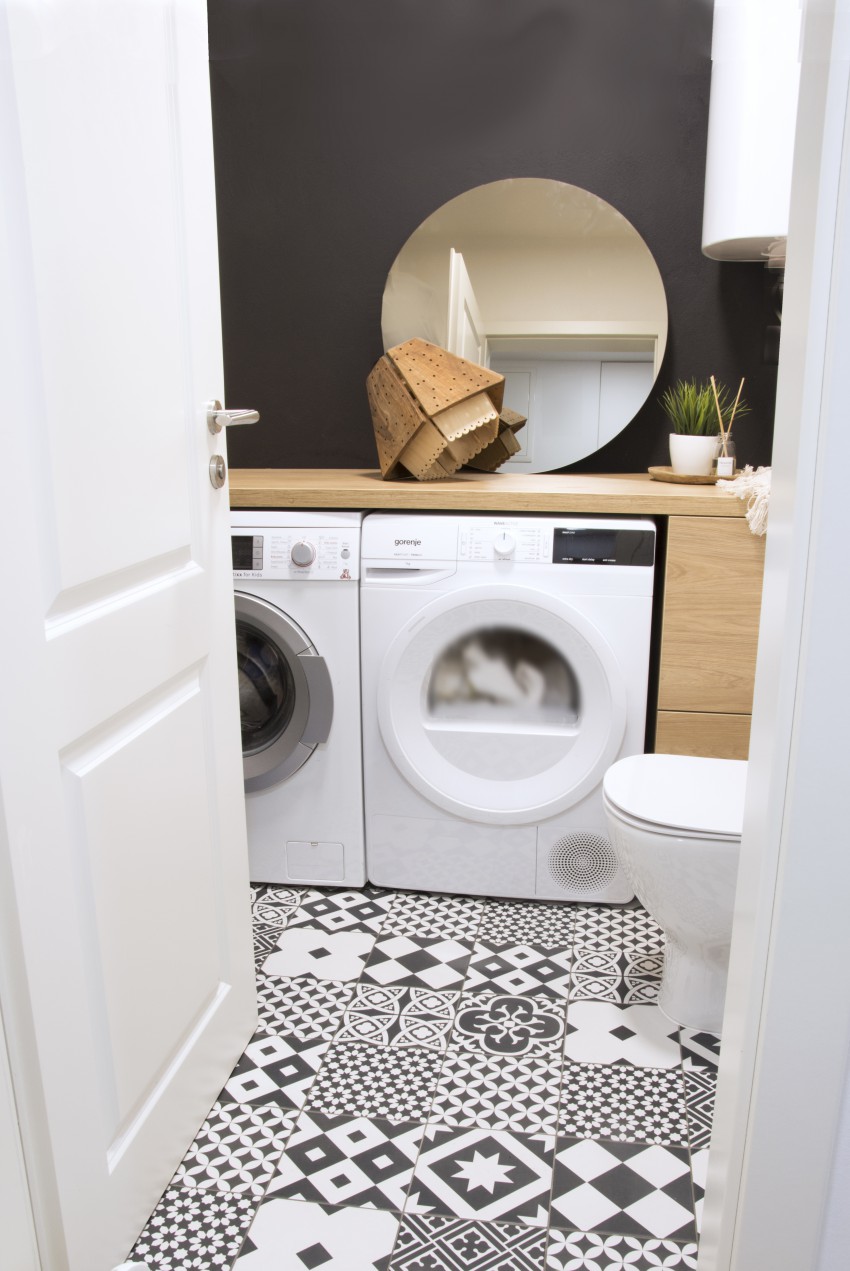 <p>Prejšnjo majhno kopalnico so spremenili v pralnico, odeli pa so jo v črno-belo kombinacijo ter dodatkom lesenih površin.</p>