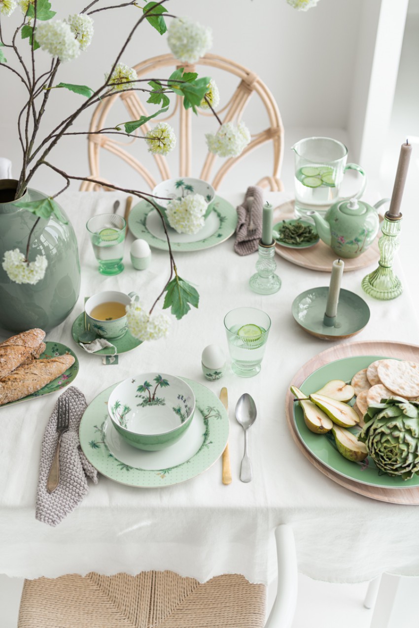 <p>Trendovsko pogrnjena jedilna miza: pastelno zelena v družbi bele barve.</p>