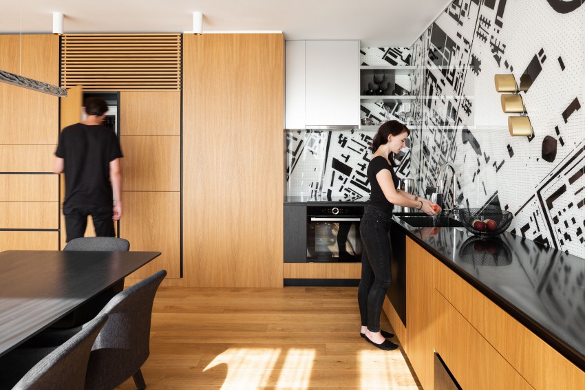 <p>Kuhinjo zaznamuje stena s črno-belim grafičnim potiskom.</p>