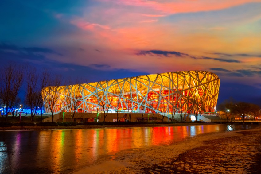 <p>Otvoritvena in zaključna slovesnost bosta na nacionalnem stadionu, ki se ga je prijel vzdevek Ptičje gnezdo, zasnovala pa sta ga švicarska arhitekta Jacques Herzog in Pierre de Meuron iz biroja Herzog & de Meuron za olimpijske igre 2008.</p>