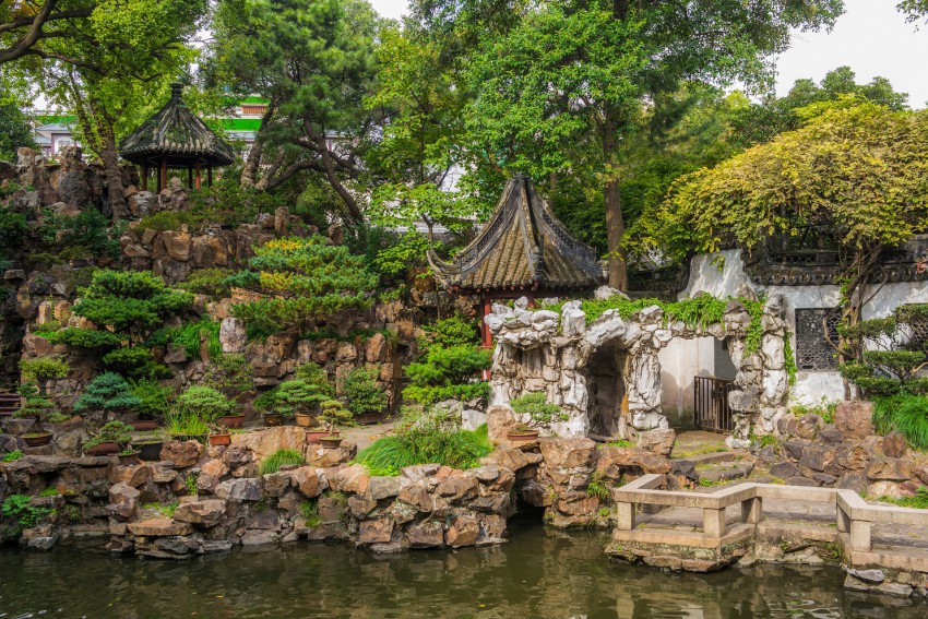 <p>Panoramska zasaditev v šangajskem vrtu Yuyuan</p>