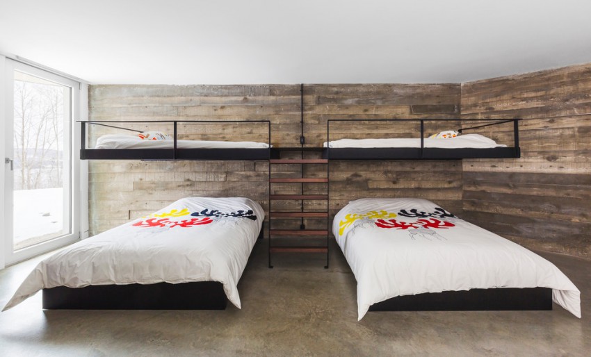 <p>Grobo opažena stena daje vizualni poudarek skupni spalnici.</p>