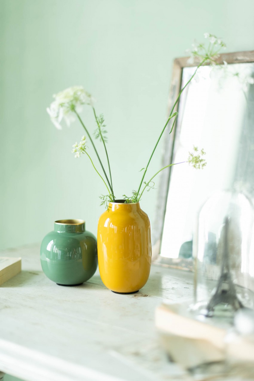 <p>V živahnih barvah naj bodo tudi okrasne vaze.</p>