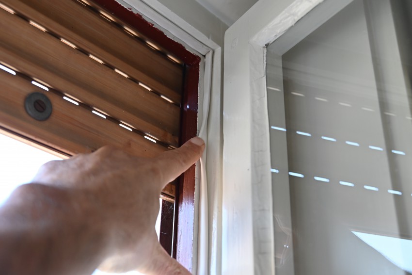 Zatesnitev starih škatlastih, vezanih ali termopanskih oken je lahko dober, predvsem pa poceni ukrep. A pozor: to lahko pomembno zmanjša »naravno« prezračevanje skozi netesne reže. Posledica bo plesen.