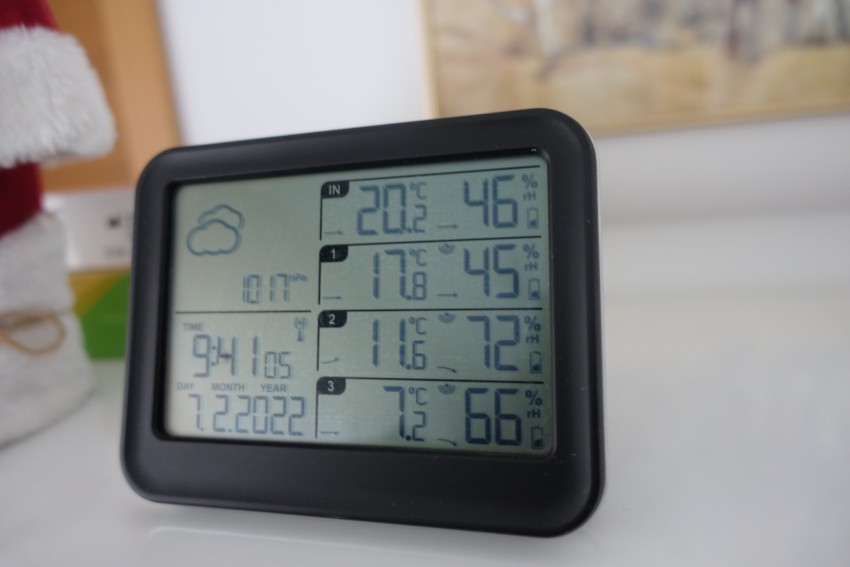 Centralni nadzor za meritev temperature in vlage v štirih prostorih.