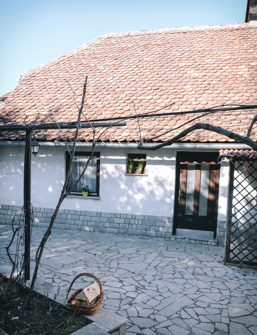 Najstarejšo hišo v Hrenovicah pri Postojni bodo rekonstruirali po smernicah zavoda za varstvo kulturne dediščine.
