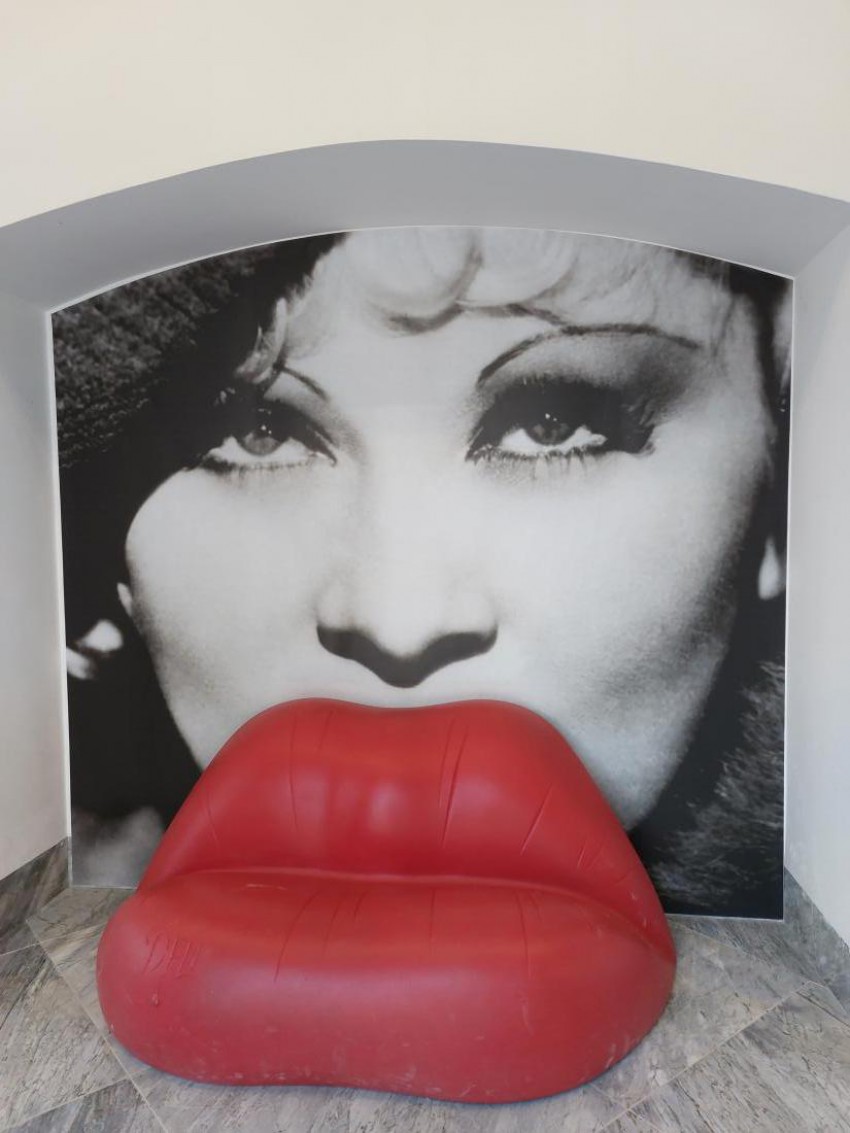 <p>Znamenita Dalijeva zofa v obliki ženskih rdečih ustnic, za katero so bile navdih ustnice ameriške igralke Mee West.</p>