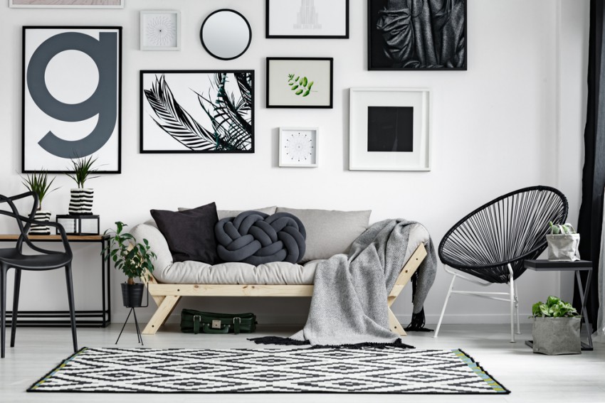 Minimalističen slog v sivo – belo – črni barvni kombinaciji kar kliče po bogato okrašeni steni. Nabor fotografij in grafik v različnih formatih in oblikah ostaja znotraj enakega barvnega razpona kot notranja oprema in dodatki, zato je kljub mnogim elementom podoba prostora uglašena.