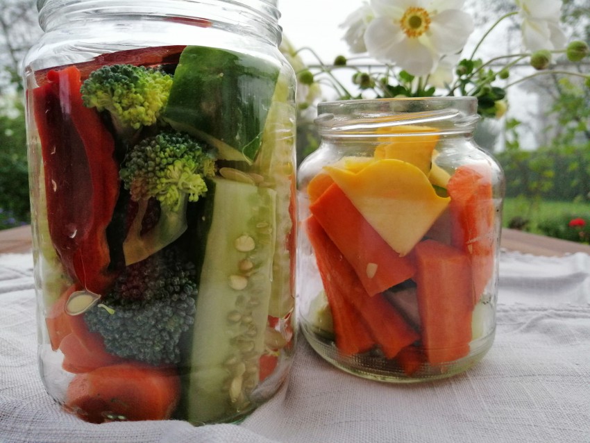 Poleti presežke zelenjave sproti shranjujemo – vkuhavamo, zamrzujemo, najbolje pa bo, če jih fermentiramo.