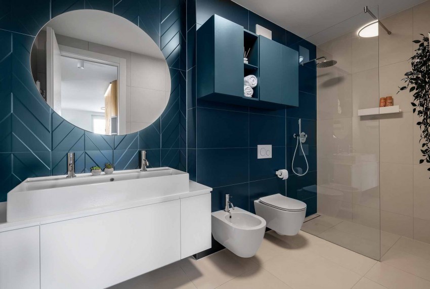 <p>Zaradi močnih odtenkov barv v kopalnicah so za ostale prostore izbrali bolj umirjeno barvno shemo.</p>