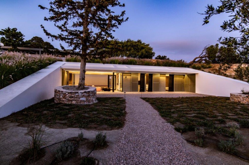 Počitniško hišo na grškem otoku Paros so zasnovali v grškem biroju Scapearchitecture.