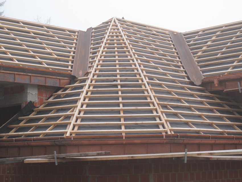 Streha je pripravljena za zadnjo plast, to je vgradnjo strešne kritine.