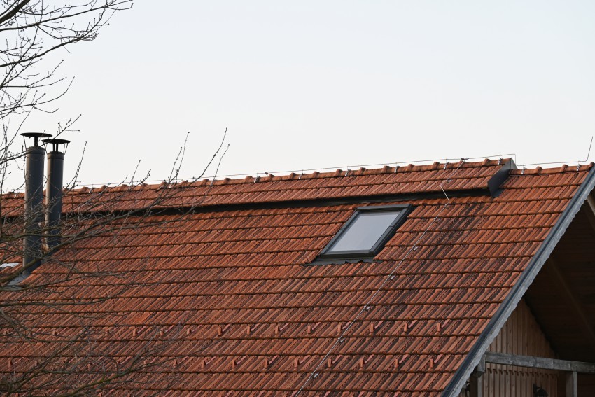 Prezračevano sleme v strehi podstrešnega stanovanja je preverjena rešitev za nemoteno odvajanje vlage iz konstrukcije strehe.