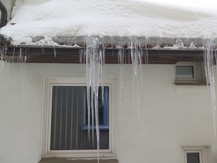 Ledene sveče na severni strešini so nedvoumen dokaz slabe toplotne izolacije strehe ali stropa proti hladni podstrehi. Pri njihovi tvorbi lahko izdatno pomagajo tudi slaba okna.
