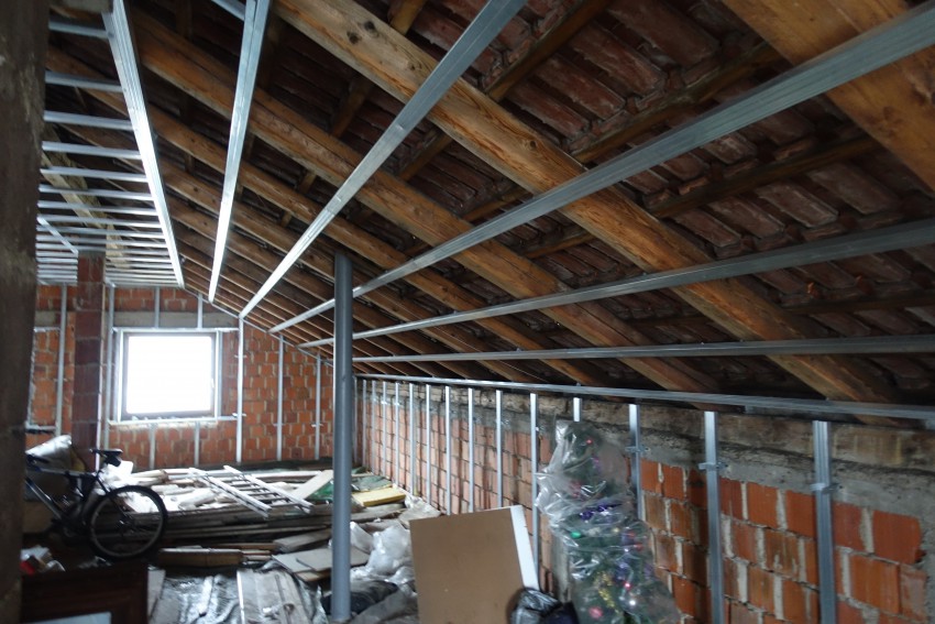 Primer prehitre izdelave podstrešnega stanovanja. Po svetovanju so podkonstrukcijo za mavčne plošče odmontirali in na novo začeli sestavljati plasti sodobne strehe.