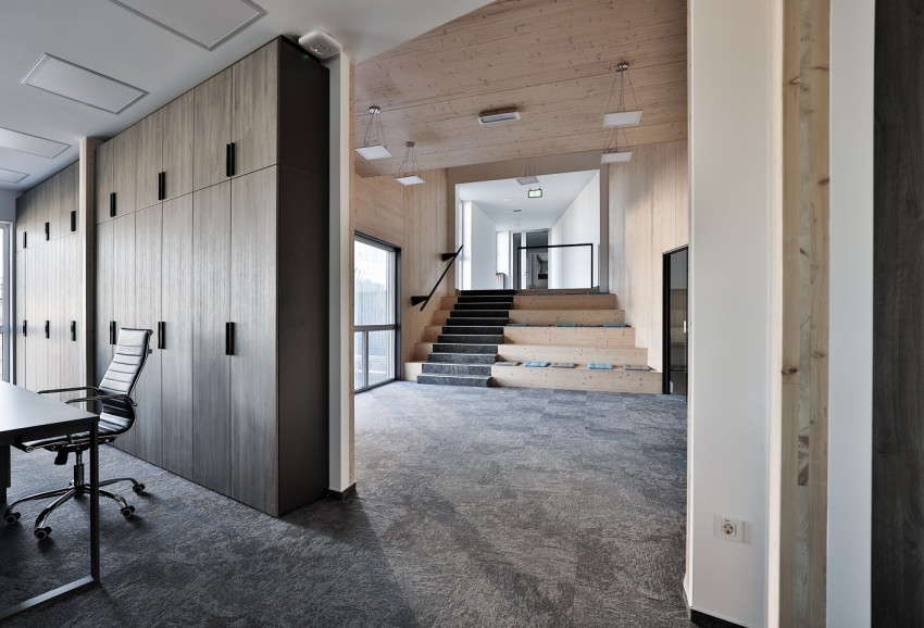<p>Tako nosilne stene kot stropna plošča pisarniških prostorov AquafilSLO so iz križno lepljenega lesa.</p>