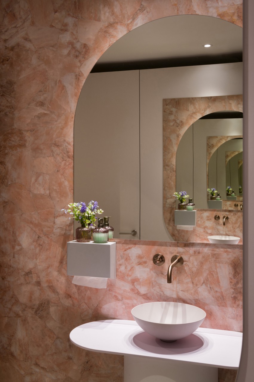 <p>Toaleto zaznamuje stena s keramiko v vzorcu velike skale himaljske soli.</p>