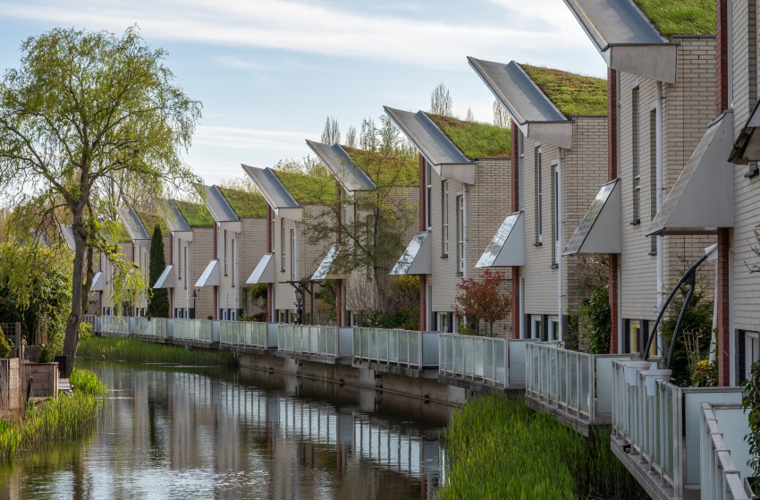 <p>Nizozemci imajo radi usklajenost naselij, tudi pri fasadah. Pri družinskih hišah je pogosta izbira fasadna opeka.</p>