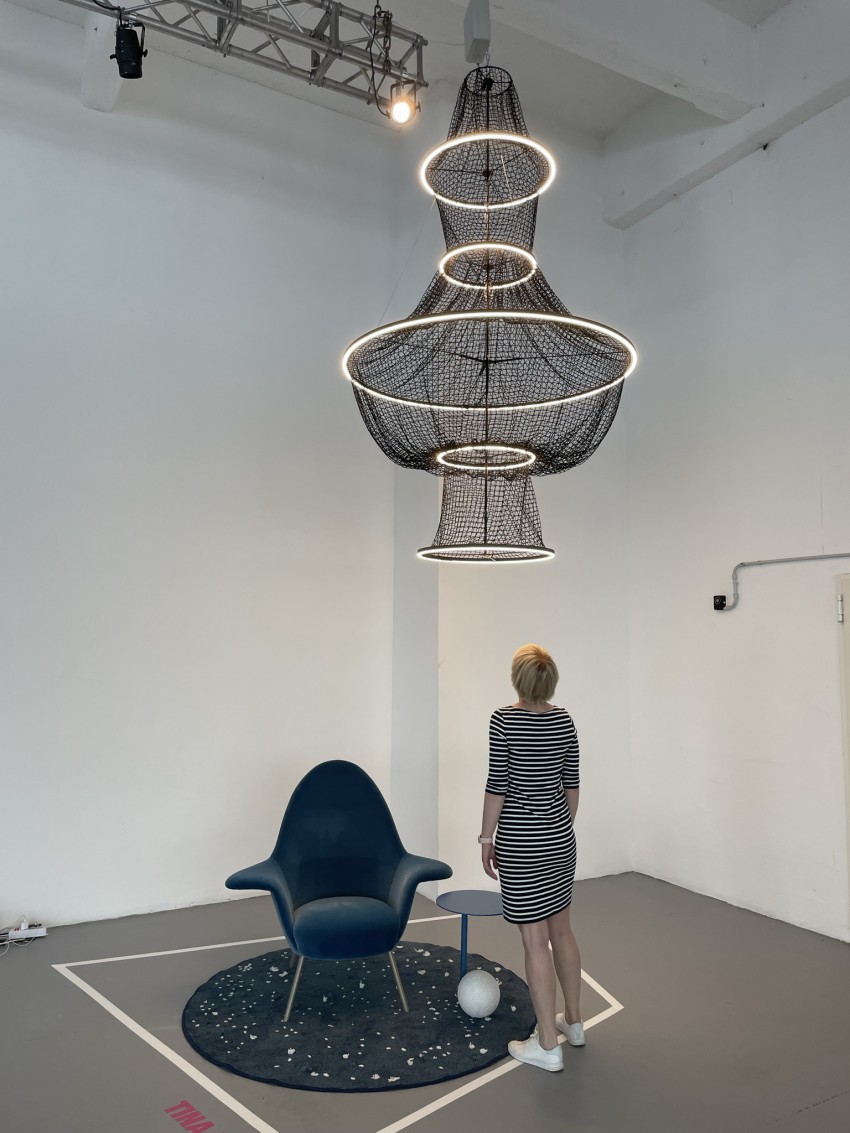 Slovenska arhitektka in oblikovalka Tina Rugelj v Milanu predstavlja kolekcijo pohištva Pripovedi jadrana.