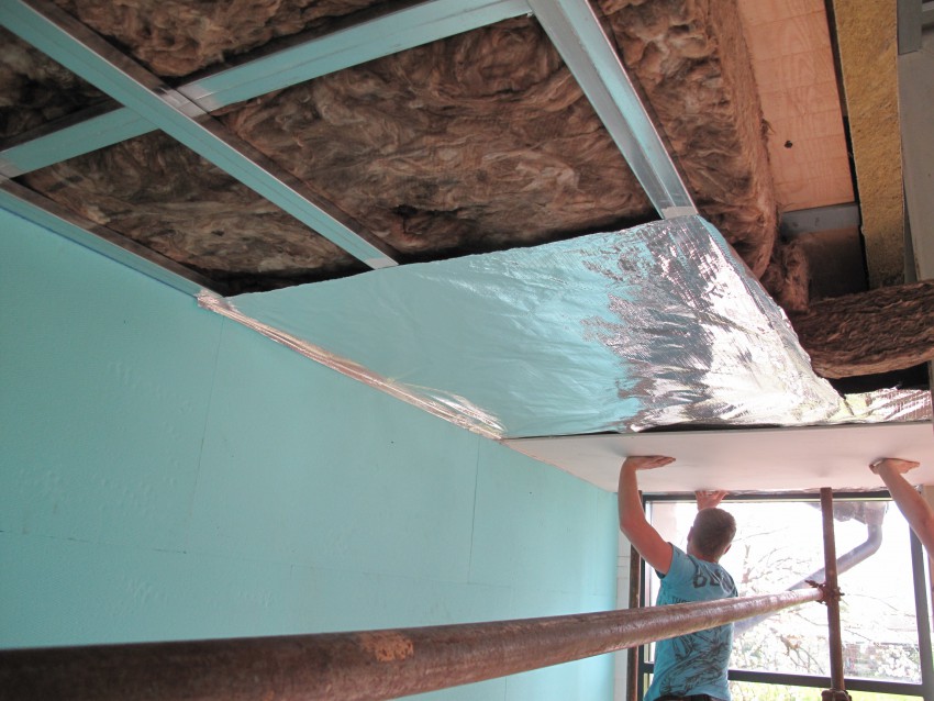 Lepo so razvidne vse potrebne plasti stropa podstrešnega stanovanja. Pod toplotno izolacijo je dobro zatesnjena ALU-folija, kot parna ovira, pod njo pa mavčne plošče za stropno oblogo.