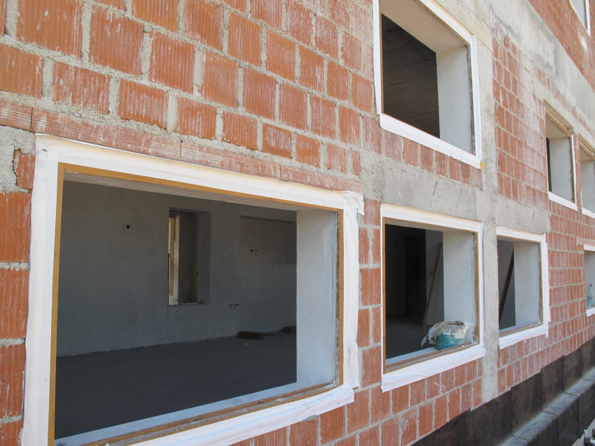 Vgradnja oken na zunanjo linijo zidu prepreči veliko potencialnih napak. Dobro je razvidna zunanja folija montaže po RAL-standardu.