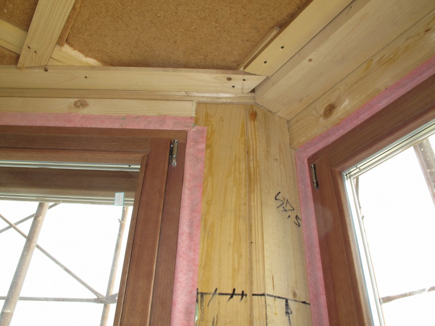Zrakotesna vgradnja lesenega okna v leseni stavbi. Na stiku okna in stene vidimo notranjo, to je parozadrževalno folijo. Ta prepreči vstop bivalni vlagi v spoj in nato kondenzacijo v konstrukciji.