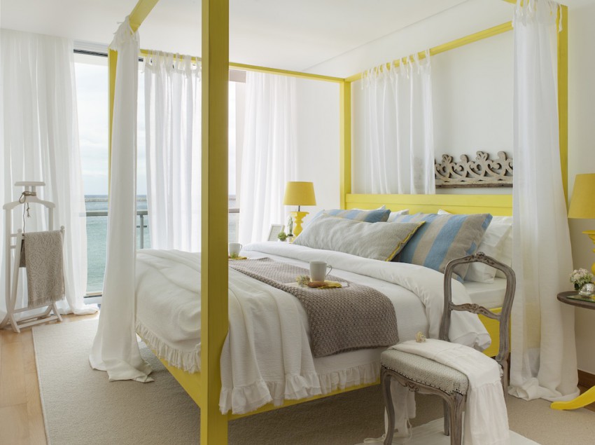 <p>Eno od spalnic poživlja rumena barva, za pridih romantike skrbi baldahin.</p>