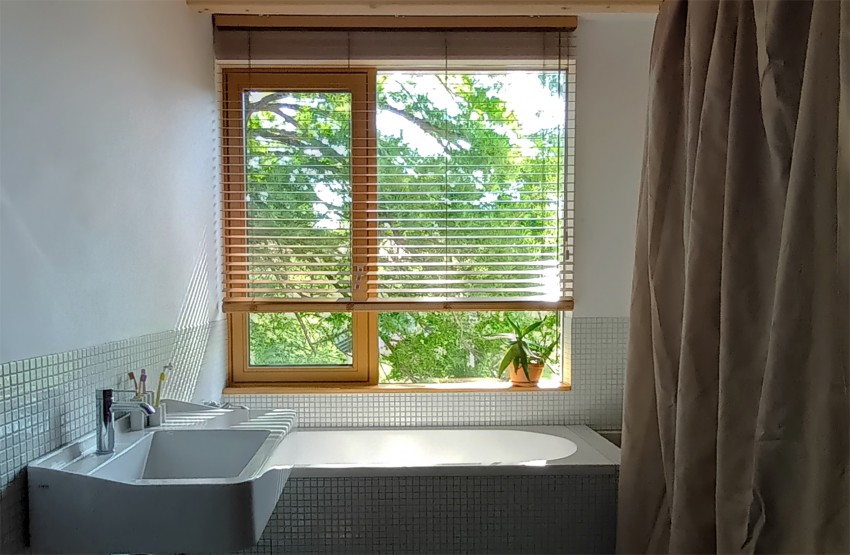 Arhitekta sta si del kopalnice zamislila na stopniščnem podestu med spalnicami. Zasebnost zagotavljajo mogočne krošnje močvirskih cipres pred oknom.