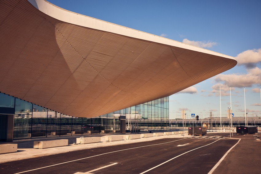 Razširitev terminala na letališču v Helsinkih so zasnovali v biroju ALA Architects. Stavbo zaznamuje strop iz križno laminiranega lesa, ki ga sestavlja 500 kosov finske smreke.