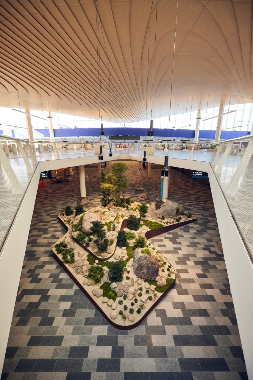 V notranjost novega terminala so postavili instalacijo Luoto, ki prikazuje finsko pokrajino z drevesi, rastlinami in kamni. 