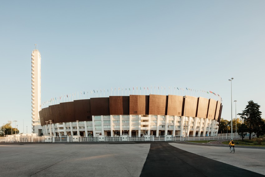 Olimpijski stadion v Helsinkih je bil zgrajen leta 1938, avtorja sta arhitekta Yrjö Lindegren in Toivo Jäntti. S prenovo so stadionu leta 2020 dodali 20 tisoč kvadratnih metrov podzemnih prostorov, v katerih so športni objekti, logistični in tehnični prostori ter pokrita tekaška steza.