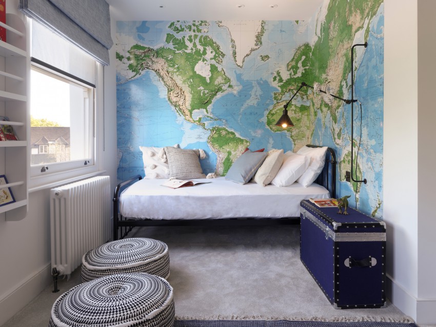 Eno steno otroške sobe krasi tapeta z zemljevidom sveta.